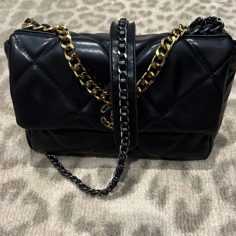 Black Quilted Shoulder Bag with Gold Chain *this is NOT a famous designer* - Picture 9 of 9